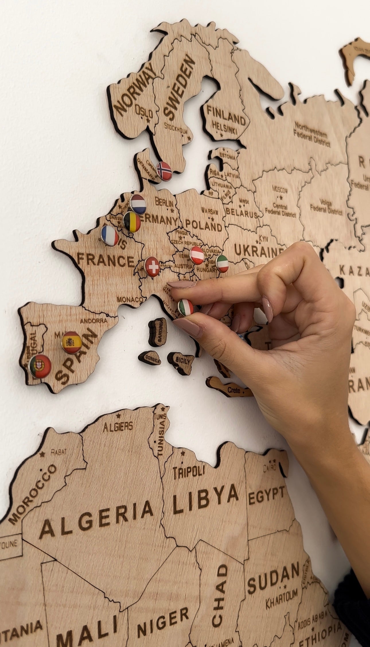 2D Mapa Decorativo "minimalist" em Madeira 100% natural com oferta de pins de bandeiras de todos os países do mundo (287) por tempo limitado! ⏳