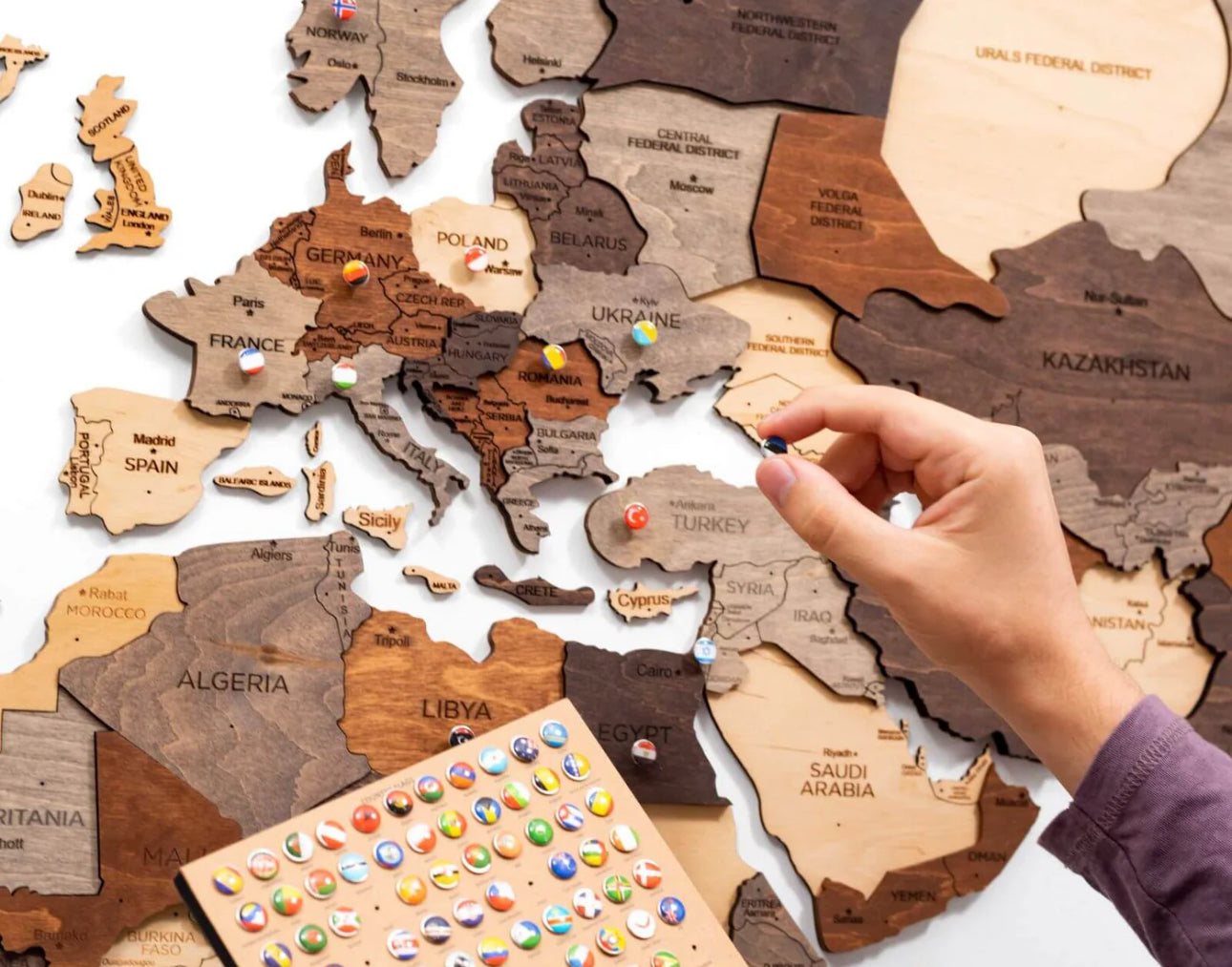 3D Mapa decorativo Multicolor em Madeira 100% natural com oferta de placa com pins de bandeiras de todos os países do mundo por tempo limitado! ⏳