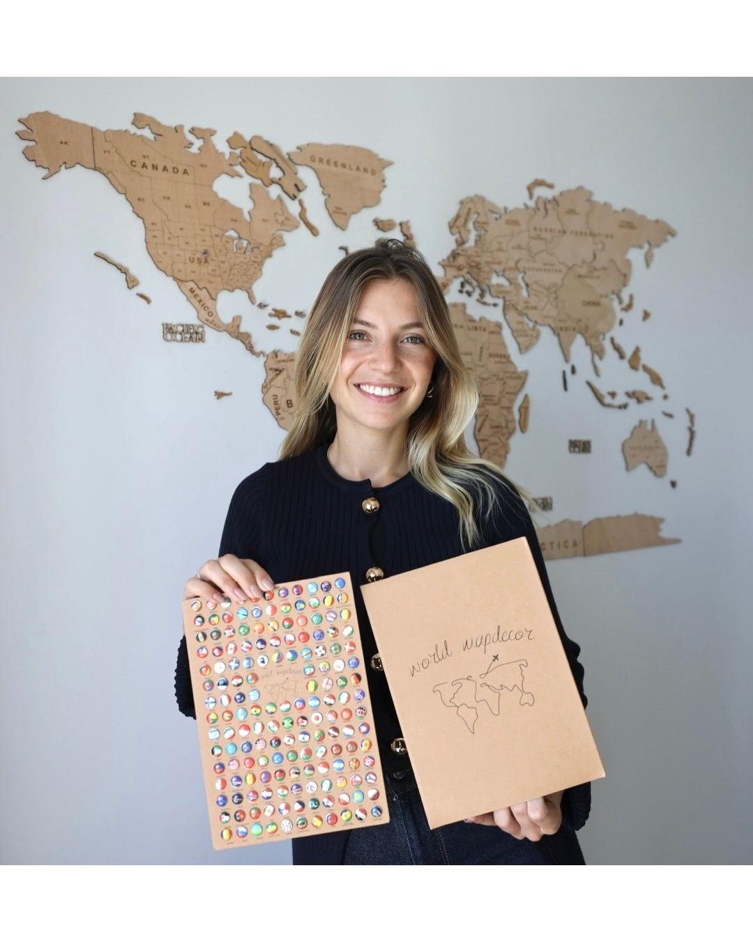 2D Mapa Decorativo "minimalist" em Madeira 100% natural com oferta de pins de bandeiras de todos os países do mundo!