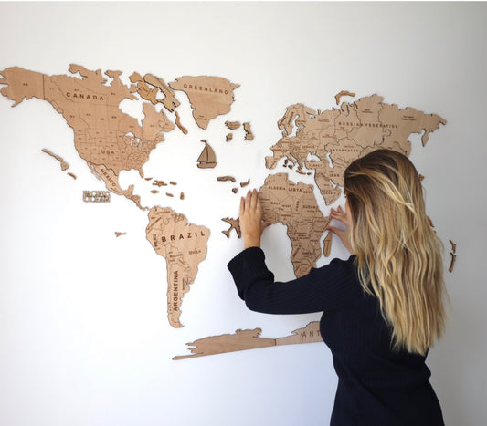 2D Mapa Decorativo "minimalist" em Madeira 100% natural com oferta de pins de bandeiras de todos os países do mundo!