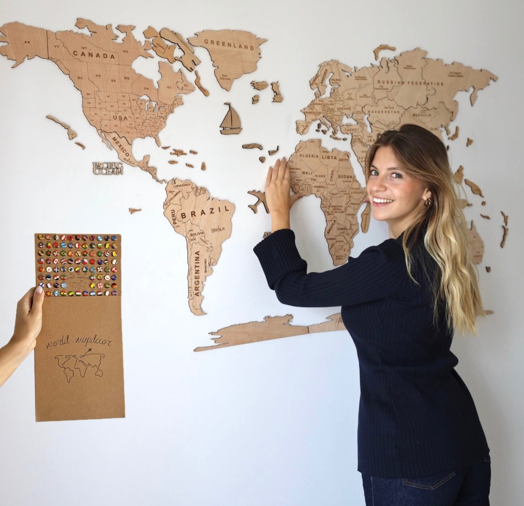 2D Mapa Decorativo "minimalist" em Madeira 100% natural com oferta de pins de bandeiras de todos os países do mundo!